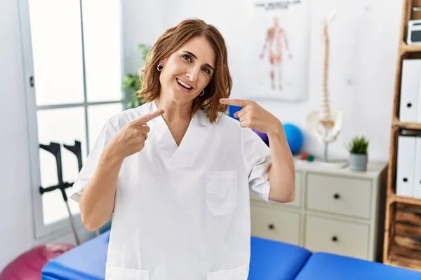 Fisioterapeuta Mujer Mediana Edad Que Trabaja Clínica Recuperación Del Dolor —  Fotos de Stock