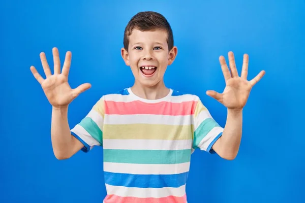 Joven Niño Caucásico Pie Sobre Fondo Azul Mostrando Apuntando Hacia — Foto de Stock