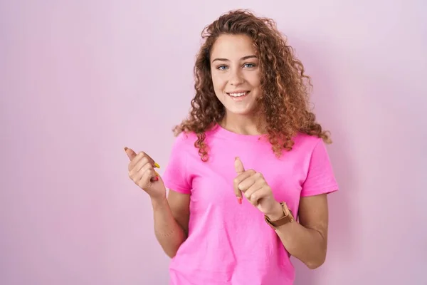 Jonge Blanke Vrouw Staande Roze Achtergrond Wijzend Naar Achterkant Met — Stockfoto