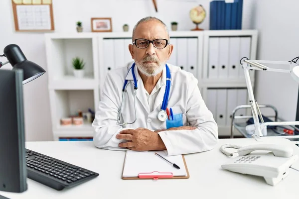 Hombre Médico Maduro Clínica Relajado Con Expresión Seria Cara Simple — Foto de Stock