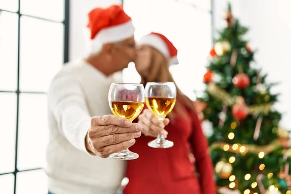 Hispanisches Paar Mittleren Alters Küsst Und Trinkt Champagner Hause Weihnachtsbaum — Stockfoto