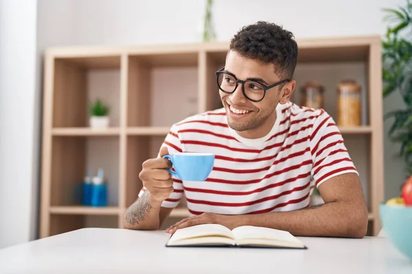 Hombre Afroamericano Leyendo Libro Bebiendo Café Casa — Foto de Stock