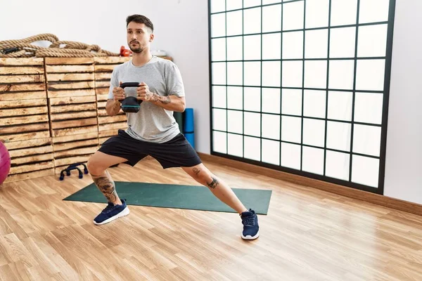 Jovem Hispânico Homem Formação Usando Kettlebell Centro Desportivo — Fotografia de Stock