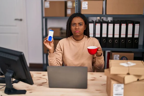 Joven Afroamericano Con Trenzas Que Trabajan Comercio Electrónico Pequeñas Empresas — Foto de Stock