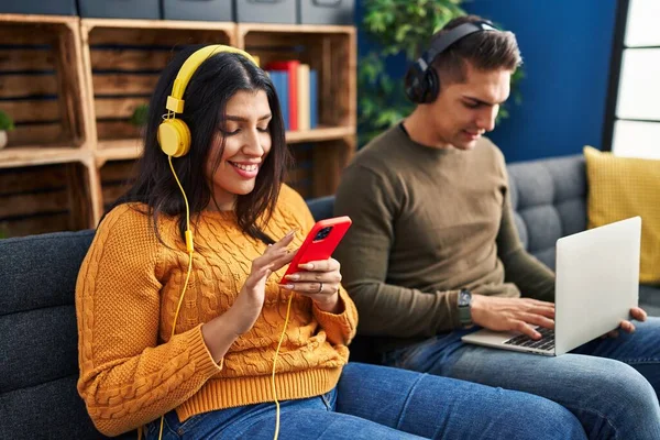 Man Woman Couple Using Laptop Listening Music Home — ストック写真