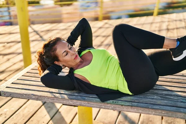 Middle Age Hispanic Woman Working Out Doing Abs Promenade — Stock Photo, Image