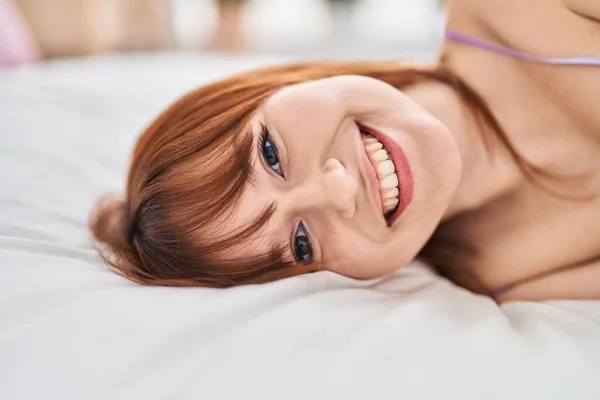 Junge Frau Nachthemd Liegt Schlafzimmer Auf Bett — Stockfoto