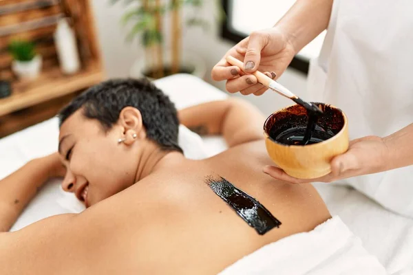 Young Hispanic Woman Having Back Skin Treatment Beauty Center —  Fotos de Stock