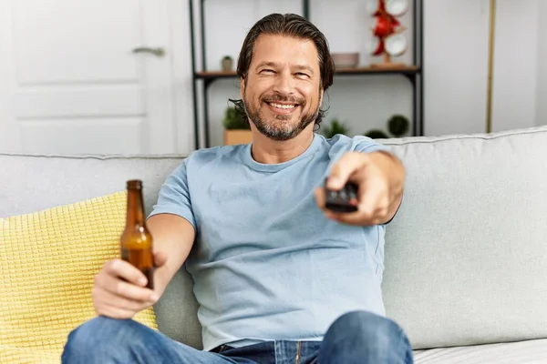 Homem Caucasiano Meia Idade Sorrindo Confiante Assistindo Casa — Fotografia de Stock