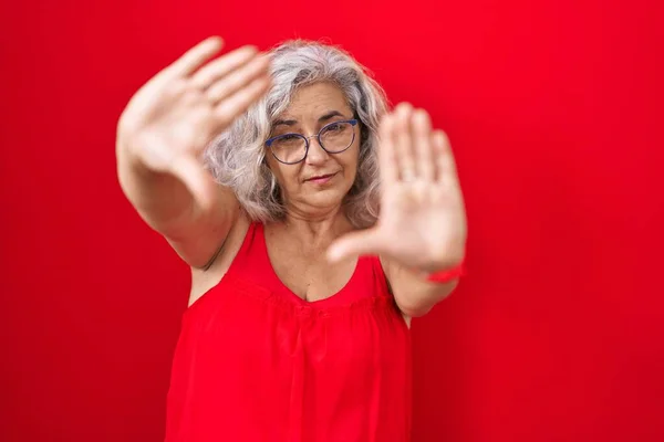 Жінка Середнього Віку Сірим Волоссям Стоїть Червоному Тлі Робить Рамку — стокове фото