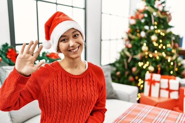 Junge Hispanische Frau Mit Kurzen Haaren Und Weihnachtsmütze Sitzt Auf — Stockfoto