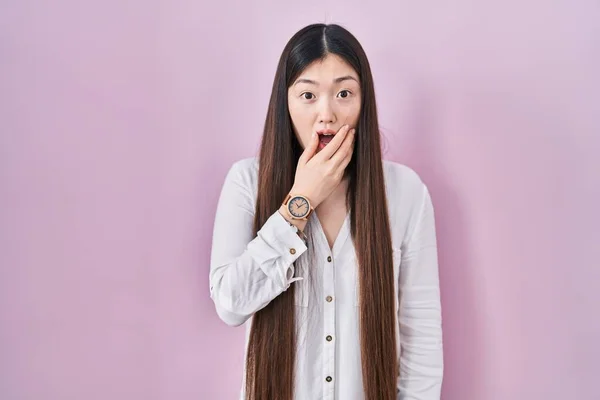 Mujer Joven China Pie Sobre Fondo Rosa Que Fascinado Con — Foto de Stock