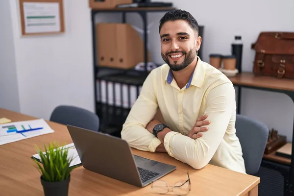 Fiatal Arab Férfi Üzleti Dolgozó Laptoppal Karon Keresztbe Gesztus Irodában — Stock Fotó