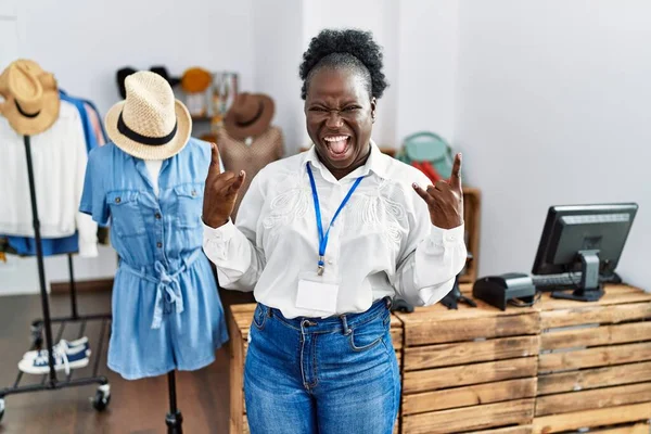 Junge Afrikanerin Die Als Managerin Einer Einzelhandelsboutique Arbeitet Und Mit — Stockfoto