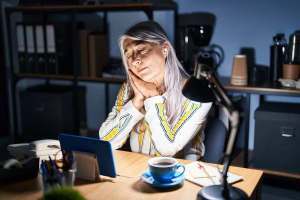 Mulher Meia Idade Com Cabelos Grisalhos Trabalhando Escritório Noite Dormindo — Fotografia de Stock