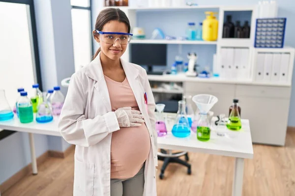 Mladá Těhotná Žena Pracující Vědecké Laboratoři Vážným Výrazem Tváři Jednoduchý — Stock fotografie