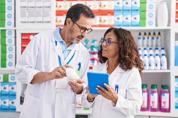 Mannen Och Kvinnan Farmaceuter Använder Pekplatta Innehav Piller Flaska Apoteket — Stockfoto