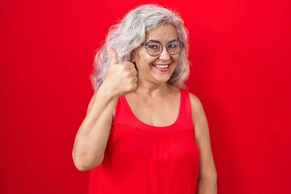 Mujer Mediana Edad Con Pelo Gris Pie Sobre Fondo Rojo — Foto de Stock