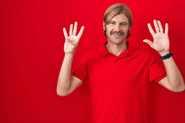 Caucasian Man Mustache Standing Red Background Showing Pointing Fingers Number — Stock Photo, Image