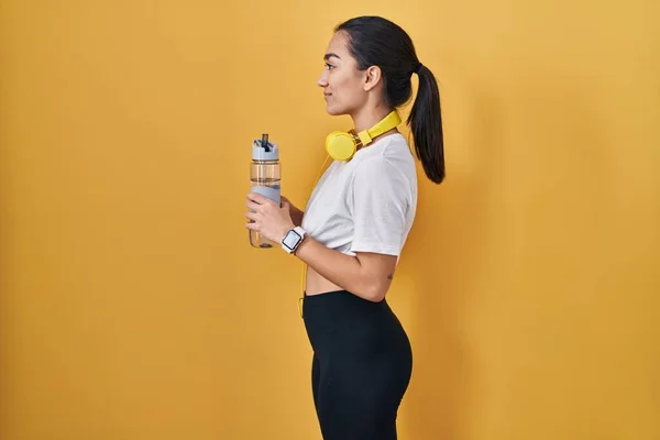 Ung Sydasiatisk Kvinna Bär Sportkläder Dricksvatten Tittar Sidan Koppla Profil — Stockfoto