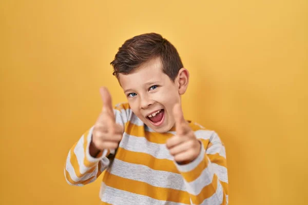 Niño Caucásico Joven Pie Sobre Fondo Amarillo Señalando Los Dedos — Foto de Stock