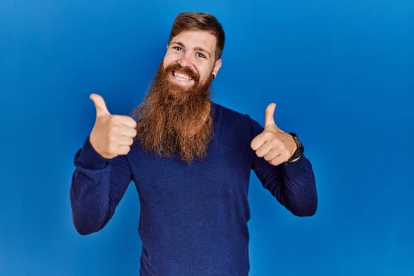 Uomo Rossa Con Barba Lunga Indossa Casual Maglione Blu Sfondo — Foto Stock