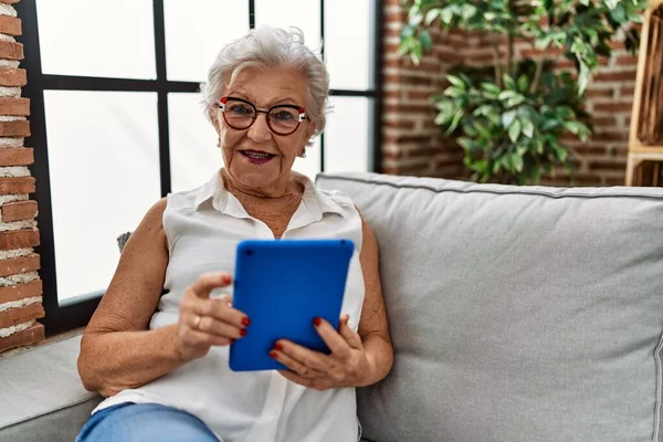 Senior Mujer Pelo Gris Usando Touchpad Sentado Sofá Casa — Foto de Stock