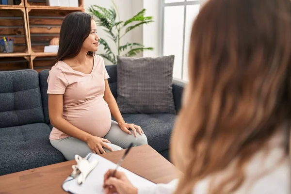Ung Gravid Kvinna Vid Terapisession Som Vill Sida Koppla Profil — Stockfoto