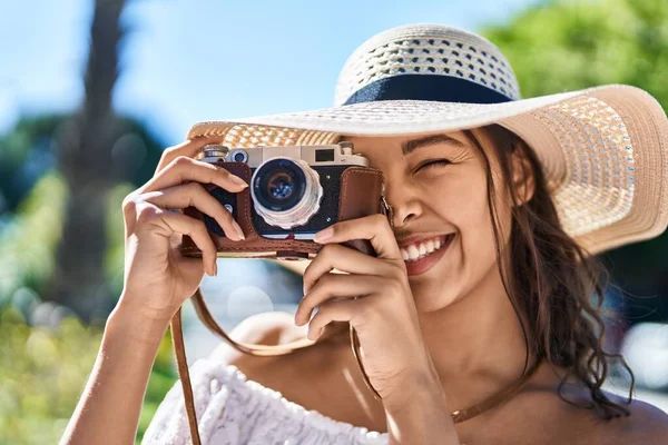 Junge Afrikanisch Amerikanische Touristin Lächelt Selbstbewusst Mit Kamera Park — Stockfoto