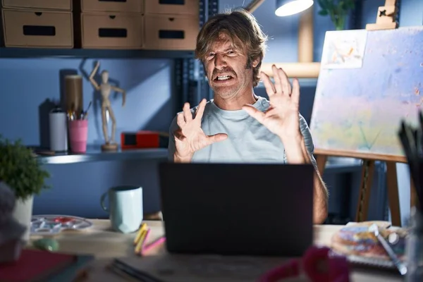 Mężczyzna Średnim Wieku Siedzący Studio Sztuki Laptopem Nocy Brzydki Wyraz — Zdjęcie stockowe