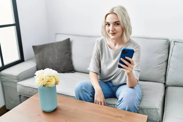 Jovem Caucasiana Sorrindo Confiante Usando Smartphone Casa — Fotografia de Stock