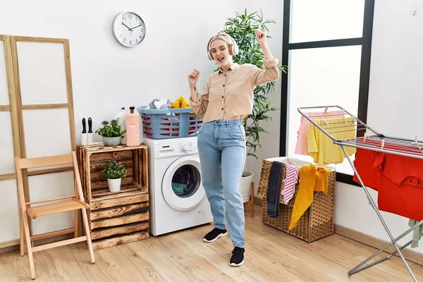 Young Caucasian Woman Smiling Confident Dancing Laundry Room — Foto de Stock