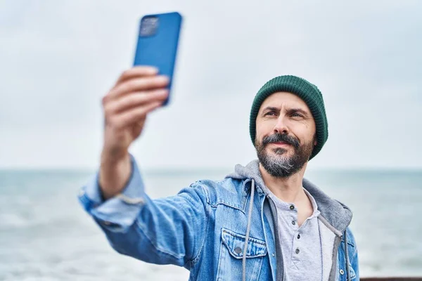 Young Bald Man Smiling Confident Making Selfie Smartphone Seaside — ストック写真