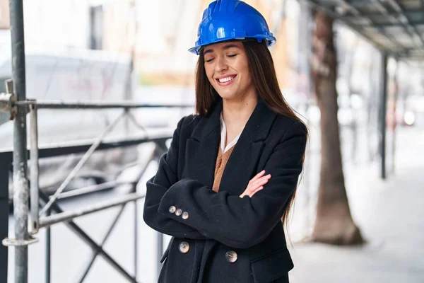 Joven Hermosa Arquitecta Hispana Sonriendo Confiada Pie Con Los Brazos —  Fotos de Stock