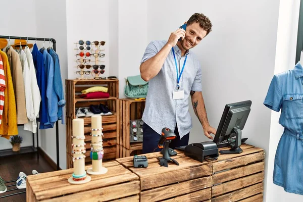 Jovem Lojista Hispânico Homem Sorrindo Feliz Falando Smartphone Trabalhando Loja — Fotografia de Stock