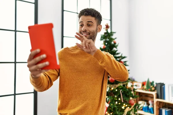 Hombre Árabe Joven Usando Touchpad Pie Junto Árbol Navidad Casa — Foto de Stock