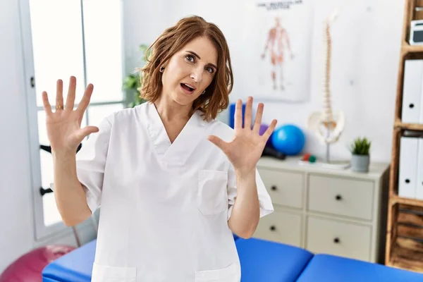 Mulher Fisioterapeuta Meia Idade Trabalhando Clínica Recuperação Dor Com Medo — Fotografia de Stock