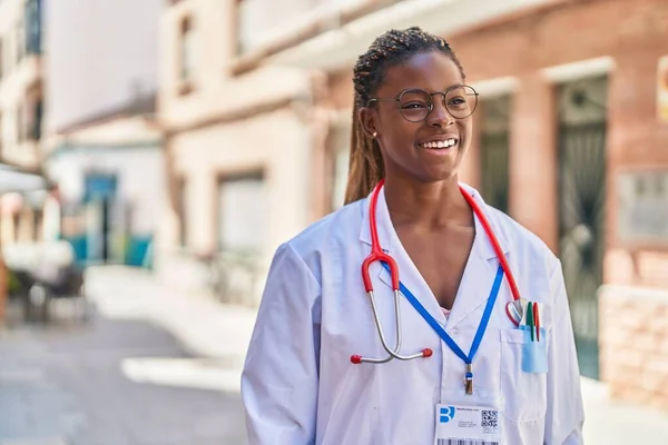 Femme Afro Américaine Médecin Souriant Confiant Debout Dans Rue — Photo