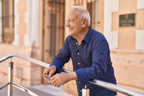 Starší Šedovlasý Muž Usměvavý Sebevědomě Stojí Opřený Balustrádu Ulici — Stock fotografie