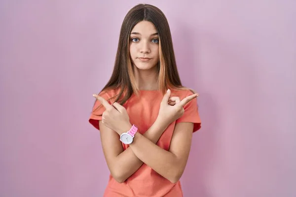 Teenager Κορίτσι Στέκεται Πάνω Από Ροζ Φόντο Δείχνει Και Στις — Φωτογραφία Αρχείου