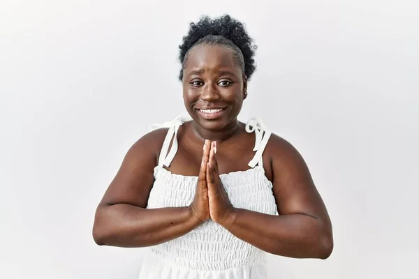 Jovem Mulher Africana Sobre Fundo Isolado Branco Orando Com Mãos — Fotografia de Stock