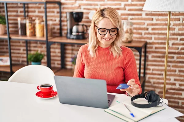 Young Blonde Woman Smiling Confident Using Laptop Credit Card Home — ストック写真