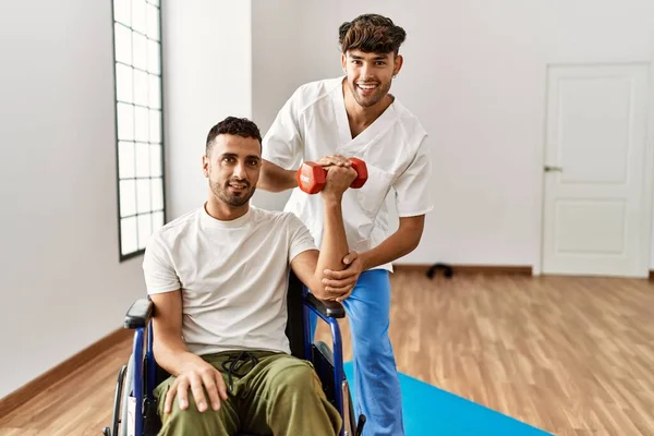 Zwei Spanische Männer Physiotherapeut Und Patient Rollstuhl Bei Reha Mit — Stockfoto