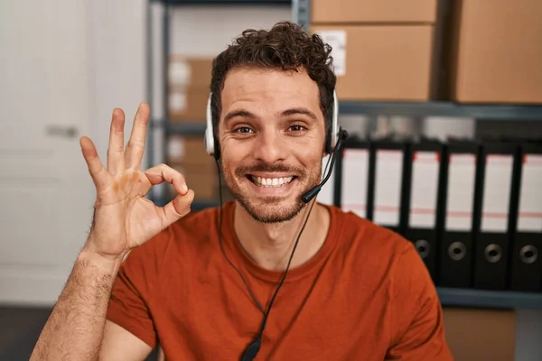 Jonge Spaanse Man Draagt Call Center Agent Headset Doet Teken — Stockfoto