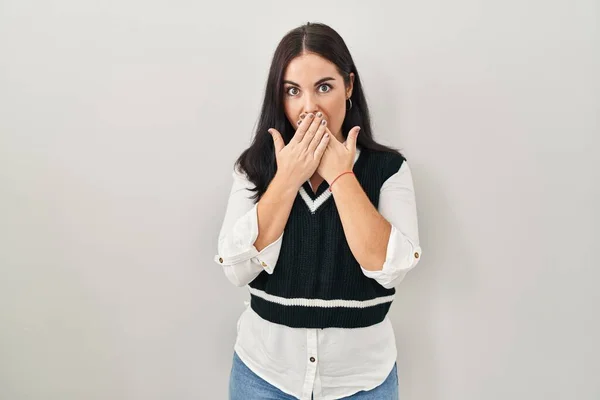 Ung Latinamerikansk Kvinna Står Över Isolerad Bakgrund Chockad Täcka Mun — Stockfoto