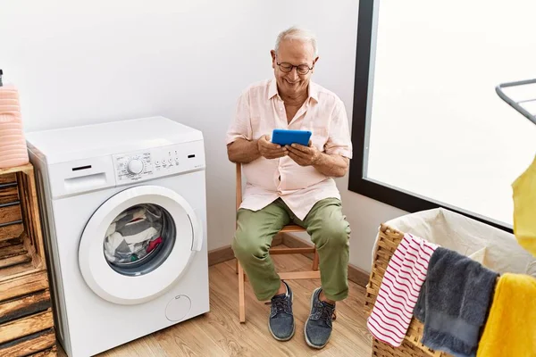 Senior Man Using Touchpad Waiting Washing Machine Laundry Room — Stockfoto