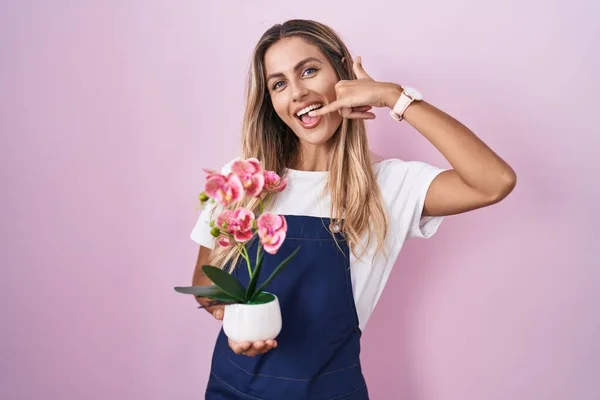 Jonge Blonde Vrouw Draagt Tuinman Schort Bedrijf Glimlachen Doen Telefoon — Stockfoto
