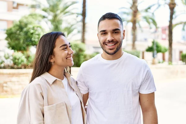 Jovem Casal Latino Sorrindo Feliz Abraçando Cidade — Fotografia de Stock