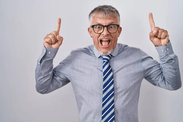 Uomo Affari Ispanico Con Capelli Grigi Che Indossa Occhiali Sorridenti — Foto Stock