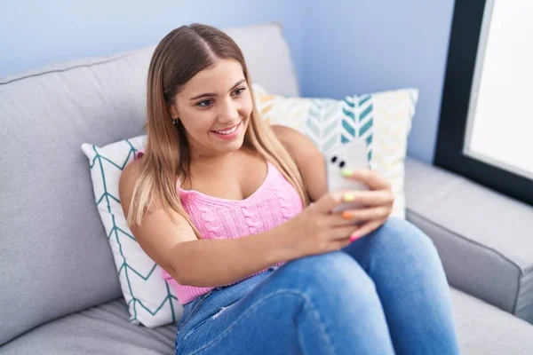 Young Beautiful Hispanic Woman Make Selfie Smartphone Sitting Sofa Home — Foto de Stock